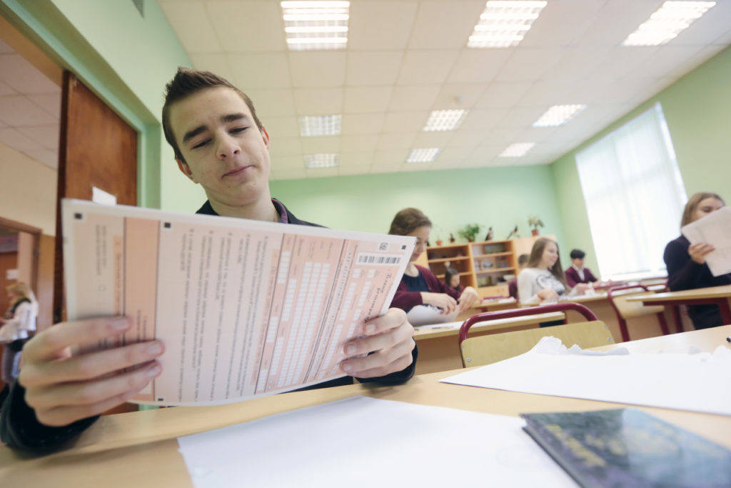 Ученик 11 класса Степан Назаров во время пробного единого государственного экзамена по китайскому языку в школе №1517. Фото: архив, «Вечерняя Москва»