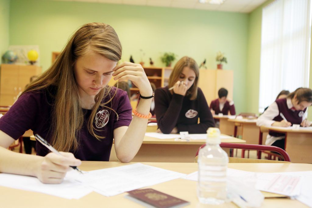 Выпускница школы № 1517 Александра Забелла знает, что очень важно на экзамене подбирать точные формулировки. А при подготовке к испытаниям — пользоваться различными источниками, а не только школьными учебниками. Фото: Анна Иванцова, «Вечерняя Москва»