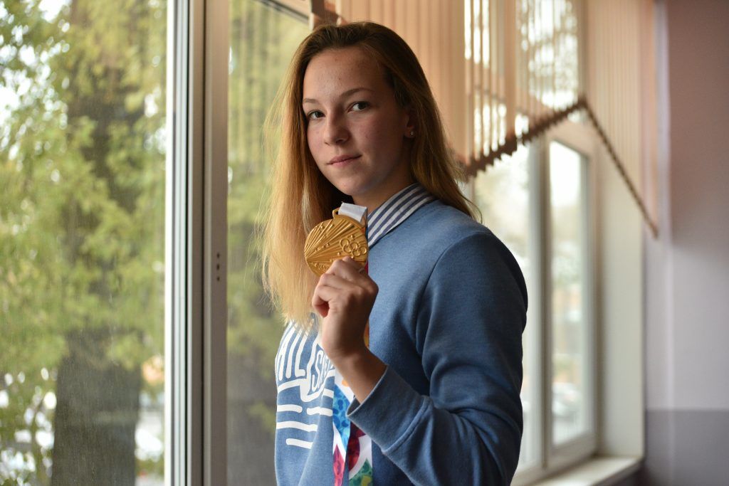 30 октября 11:40 Дарья Васькина, трехкратная чемпионка юношеских Олимпийских игр и ученица 10 «Б» класса школы № 630 имени дважды Героя Советского Союза Г. П. Кравченко, мечтает поехать на взрослую Олимпиаду. Фото: Пелагия Замятина, «Вечерняя Москва»