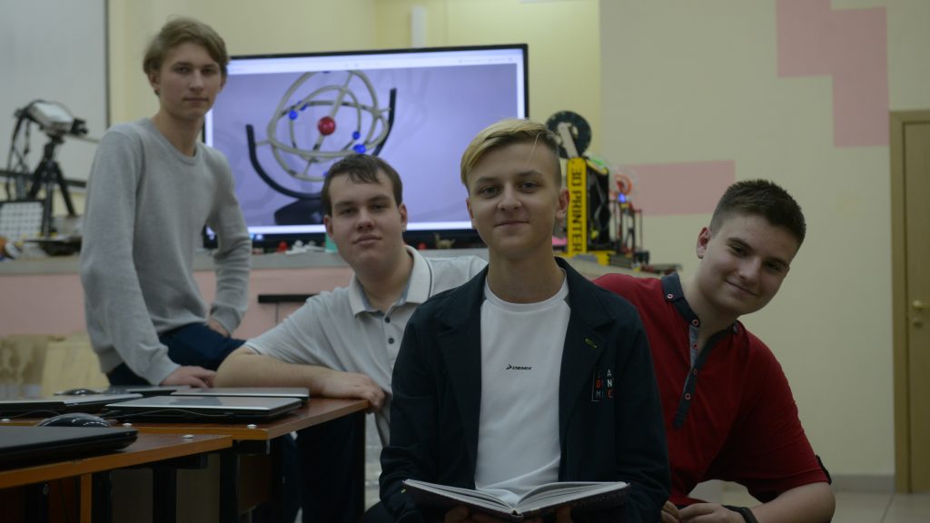 Победители городского конкурса Science-Art Тимофей Богданов, Георгий Чичерин, Вячеслав Гаврилин, Павел Дементьев (слева направо). Наталья Феоктистова, «Вечерняя Москва»