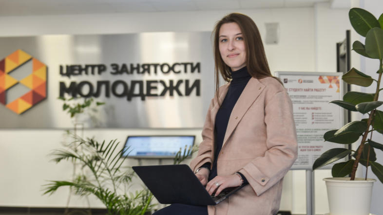 Сотрудница Центра занятости молодежи Анастасия Ненилина встречает соискателей. Наталья Феоктистова, 