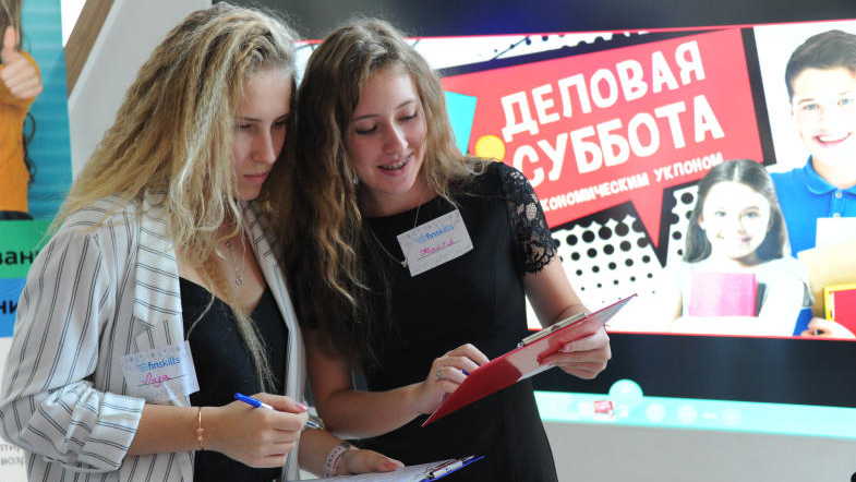 Ученицы 11 класса школы № 1207 Елизавета Иванова(слева) и Анастасия Каверина. Светлана Колоскова, «Вечерняя Москва»