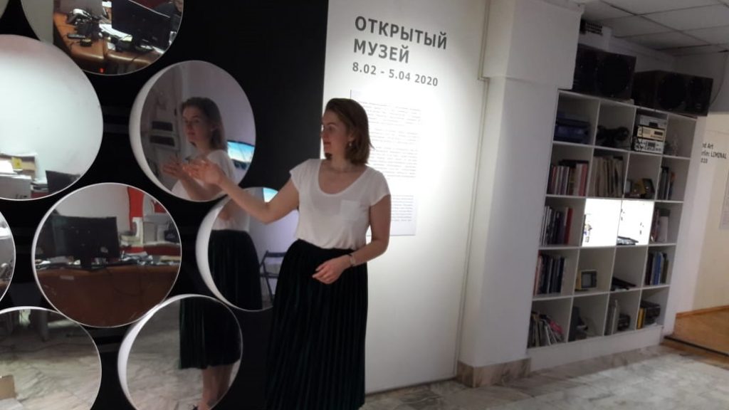 Экскурсовод Екатерина Сальникова рассказывает посетителям выставки о проекте Екатерины Малаховой Urban Mirror, ФОТО: Анастасия Антропова