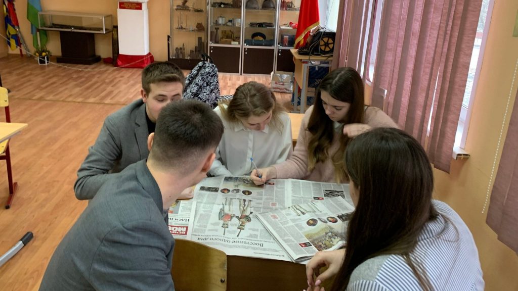 Алена Гробова проводит для учеников 10 «Э» класса урок с газетой, ФОТО: Мария Кобылинская