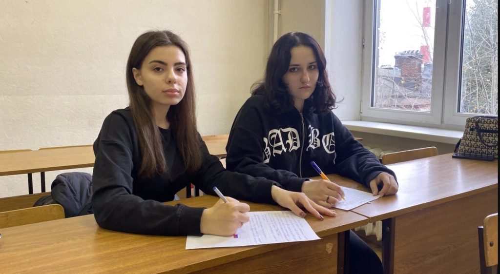 Студентки первого курса университетского колледжа Наталия Алексеева и София Андрийко пишут письма для поддержки наших солдат, задействованных в спецоперации на Украине / Иван Кудря / Вечерняя Москва