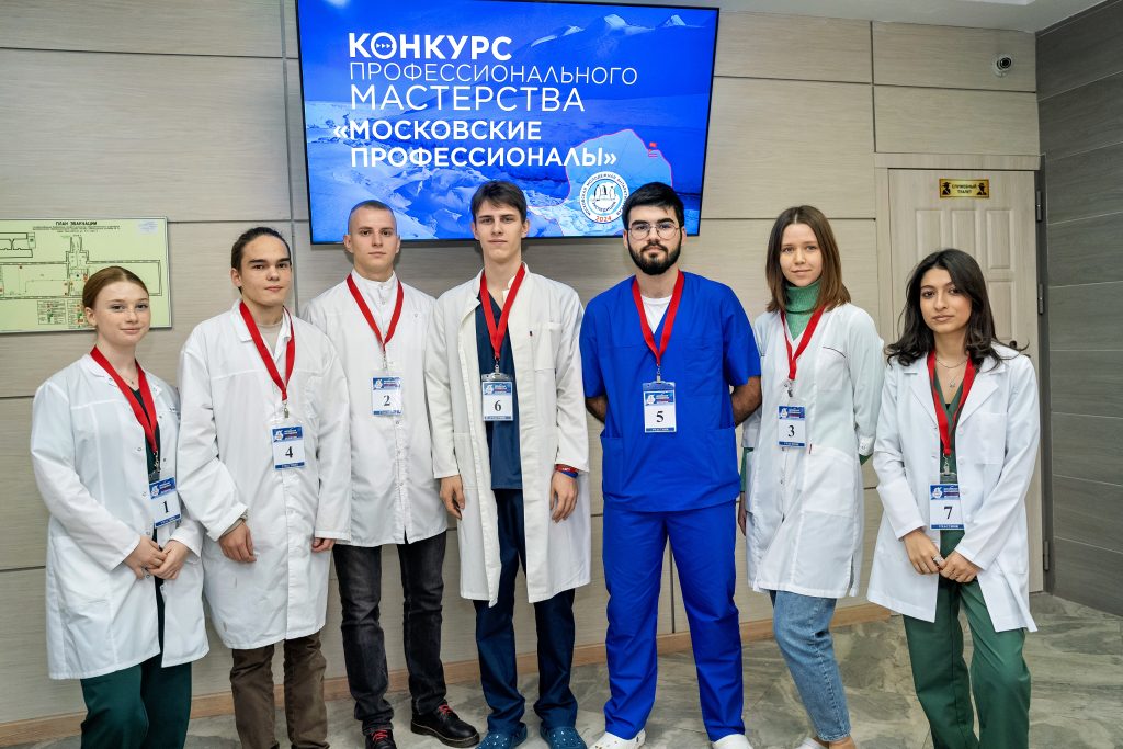 Участники отборочного тура экспедиции в Антарктиду (слева направо) Вера Агнаева, Сергей Чернорай, Леонид Ахматшин, Илья Федосеев, Руслан Шаринов, Алена Соболева и Диана Ахмедова сумели продемонстрировать свои теоретические и практические знания / Фото: пресс-служба Департамента образования и науки