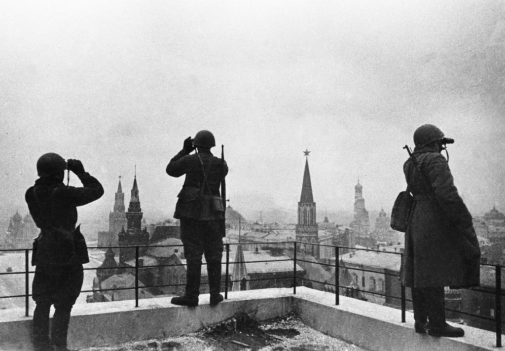 1941 год. Защитники Москвы с крыши следят за обстановкой в центре города. Фото: фотохроника ТАСС