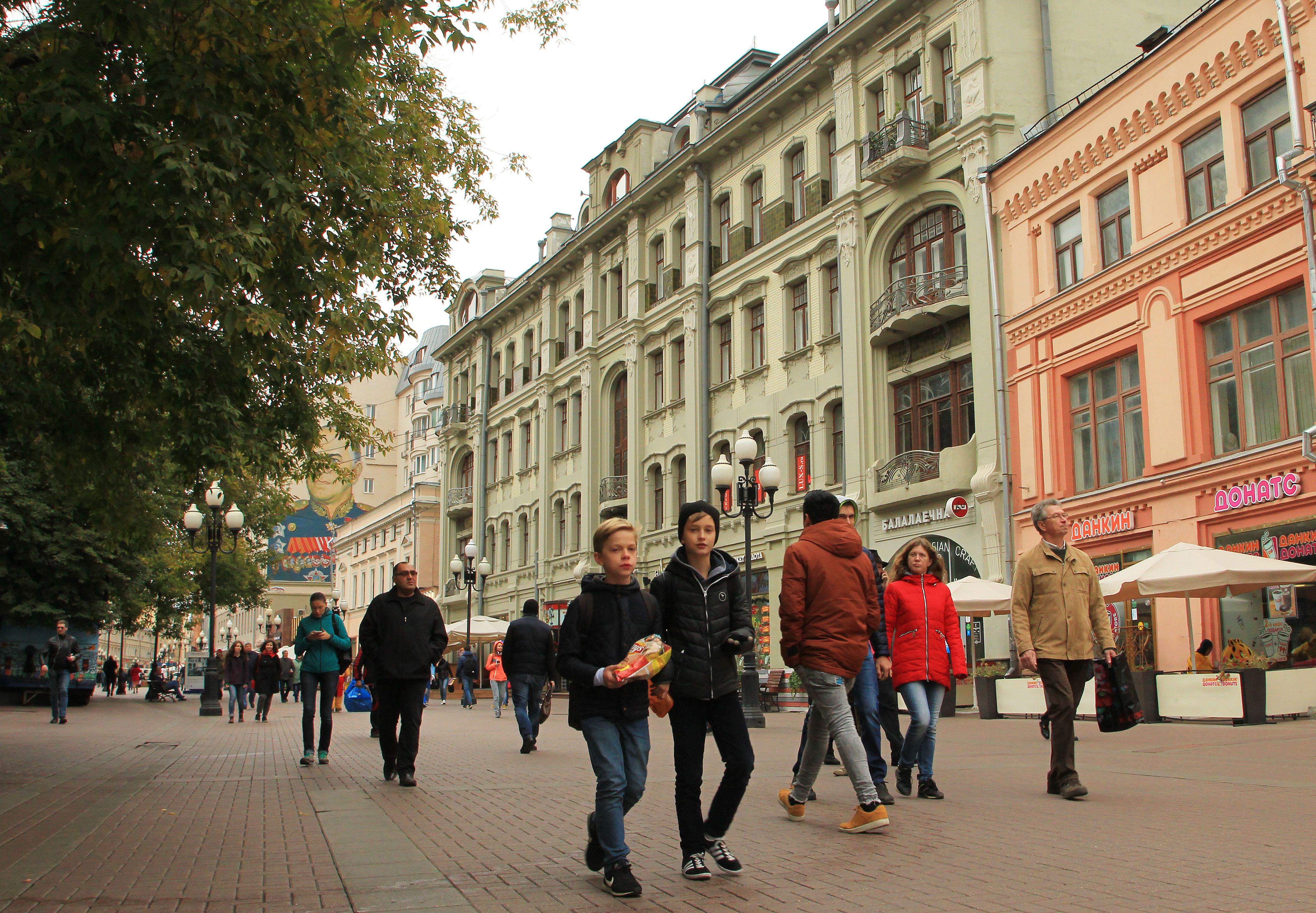 Арбат в центре москвы. Известные жители района Арбат. Колледж в центре Москвы Арбат. Места для фото в районе Арбата. Свежо на улице.