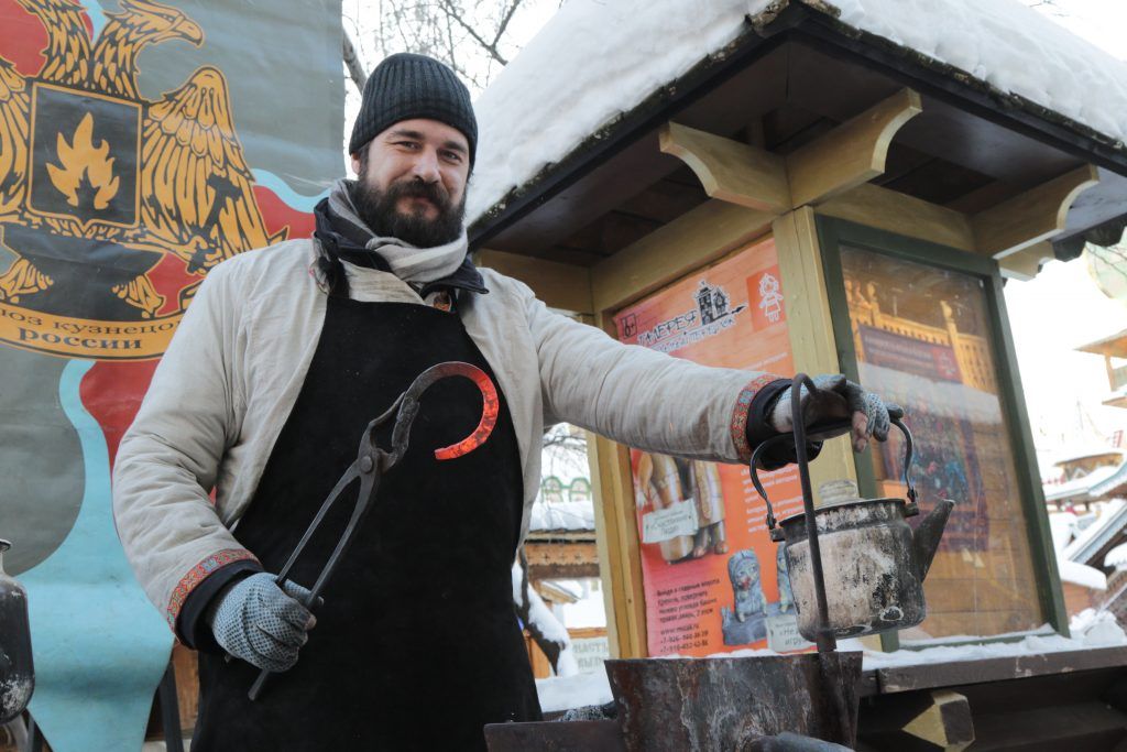 Фестиваль кузнецов в Измайловском кремле. Мастер Дмитрий Буслаев за разговорами выковал нам подкову на счастье. Фото: Екатерина Якель
