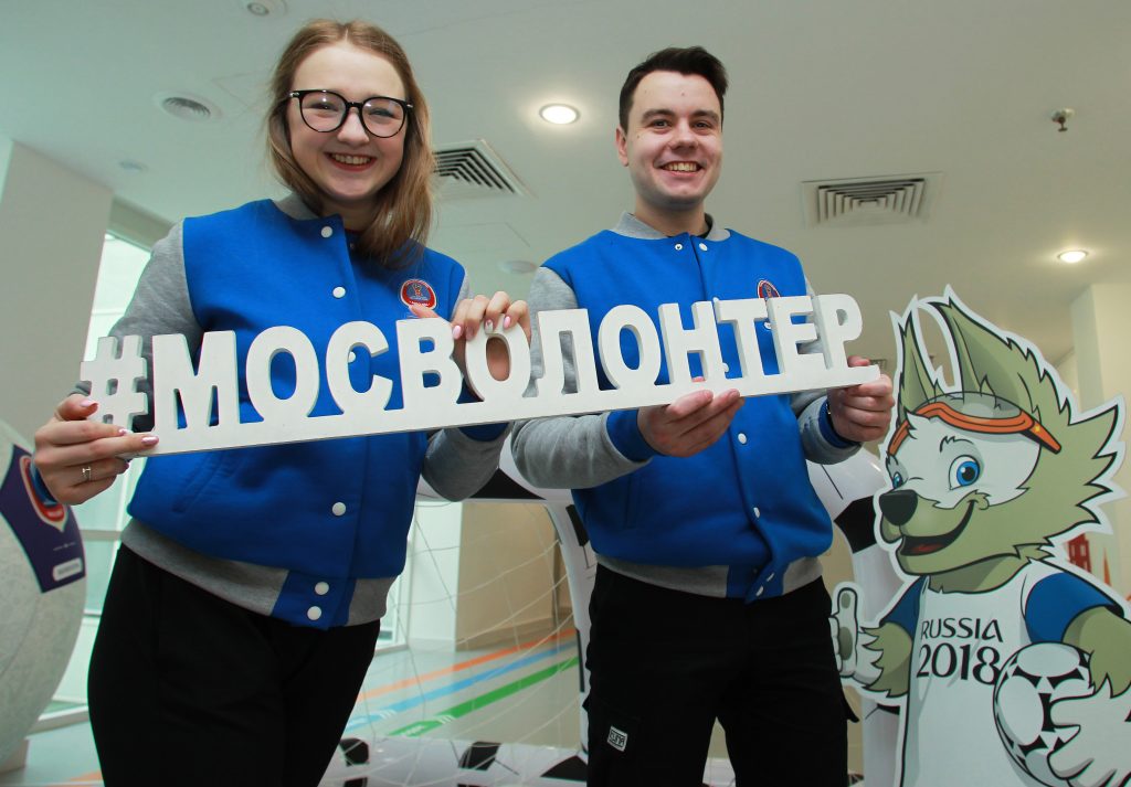 Волонтеры Виктория Власова и Сергей Колесник. Фото: Наталия Нечаева