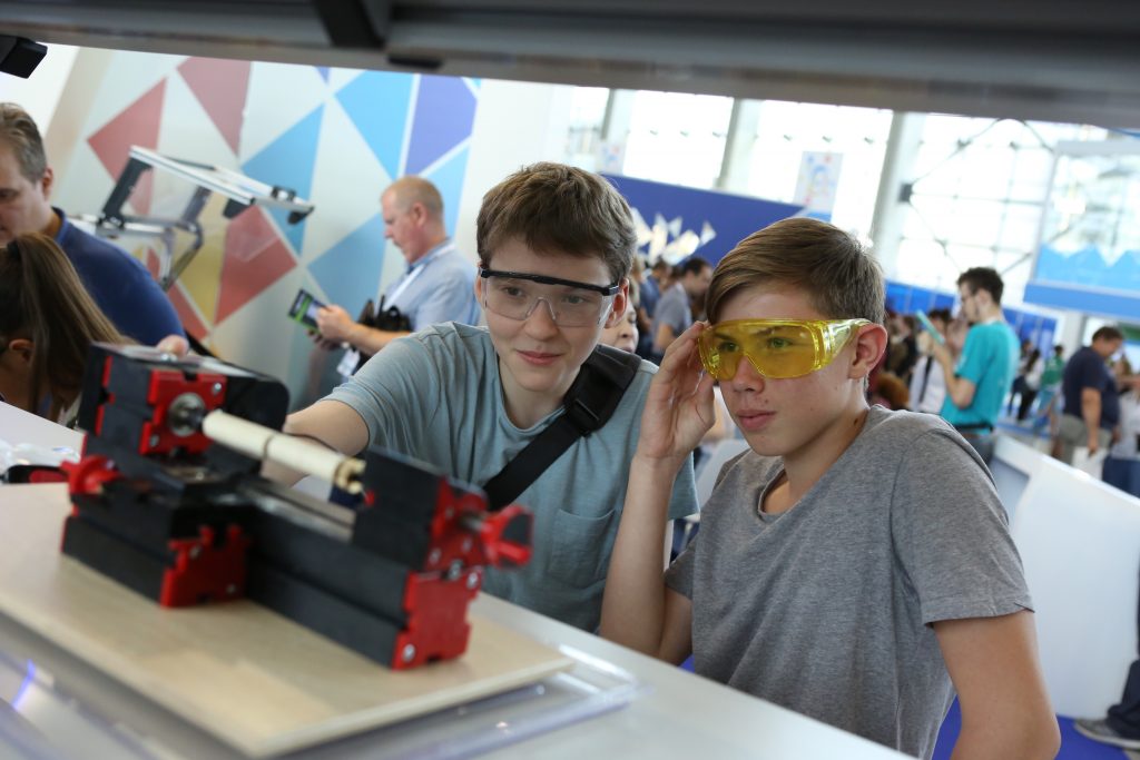 Московские школьники 14-17 лет могут пройти подготовку по 25 направлениям в 14 детских технопарках. Фото: Алексей Орлов