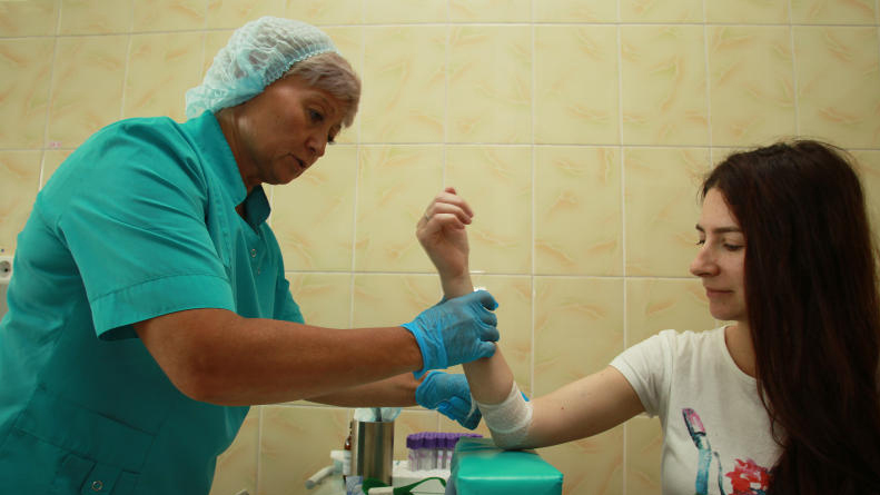 Медсестра поликлиники №5 Александра Низова берет кровь на биопсию у пациентки Аллы Кулыгиной. Наталия Нечаева 