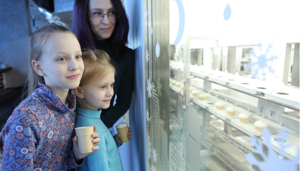 Москвички Ирина, Милена и Кира Павловы (слева направо) впервые увидели, как делают мороженое. Алексей Орлов, «Вечерняя Москва»