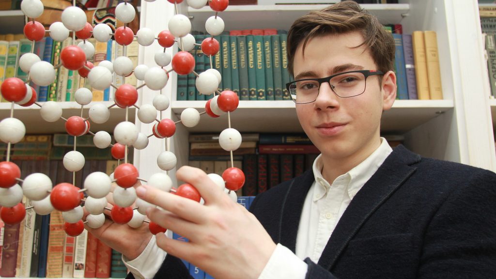 Одиннадцатиклассник из школы № 179 Даниил Бардонов стал победителем Всероссийской олимпиады по химии. Он уверяет, что такой высокий результат помог ему определиться с выбором жизненного пути. Наталия Нечаева, 