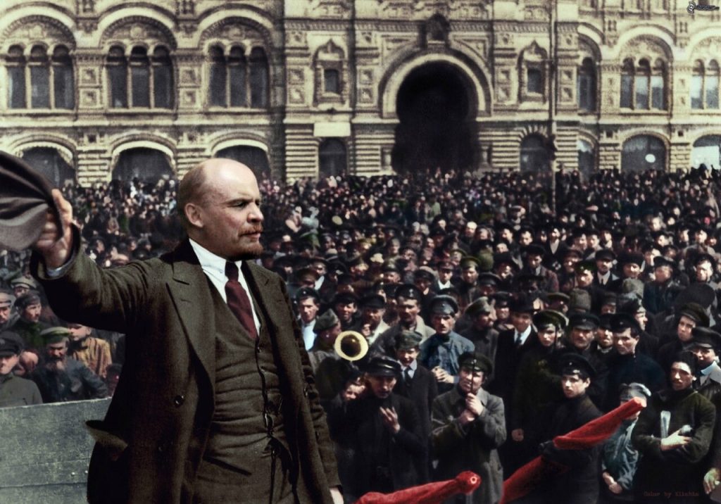 Владимир Ленин перед полками