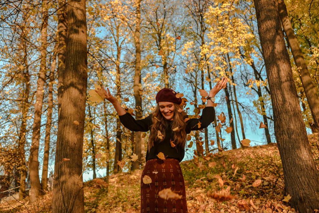 Москвичка Виктория Лунева, как и наш юнкор, тоже очень любит прогулки в парке «Царицыно». Здесь ей нравится в любое время года, но особенно — осенью, когда получаются необычайно яркие фотосессии / Пелагея Замятина, «Вечерняя Москва»