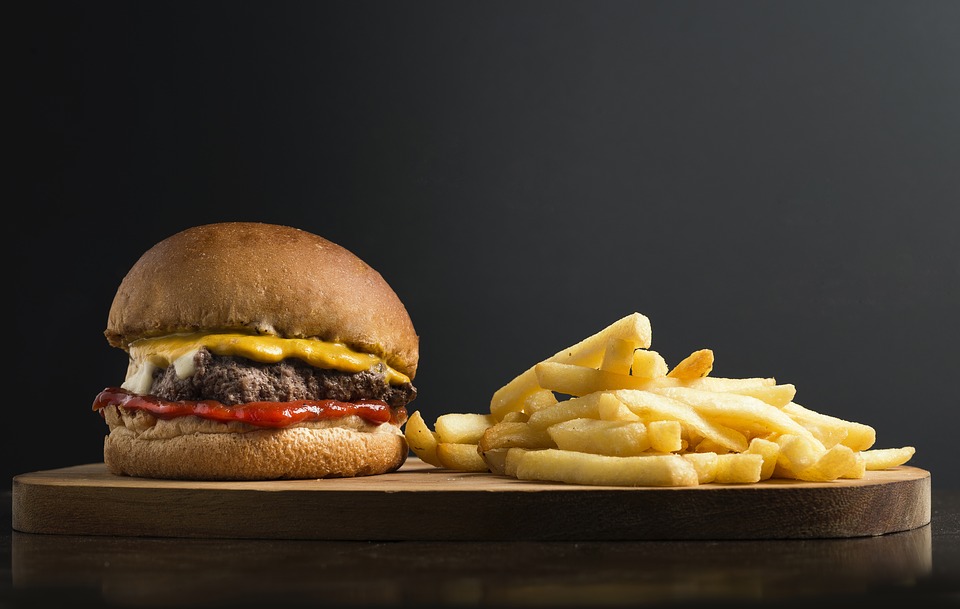 Фастфуд (англ. fast food) — быстрое питание. Появилось в нашем языке после массового распространения соответствующих ресторанов, так как подходящего аналога в нашей речи просто не существует/ https://pixabay.com/ru/