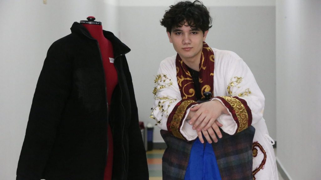 Одиннадцатиклассник школы № 2120 Никита Янак демонстрирует свои последние дизайнерские решения в одежде, ФОТО: Виктор Хабаров