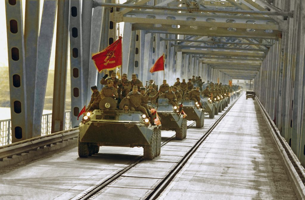 Колонна бронетранспортеров на мосту в Термезе во время вывода советских войск из Афганистана