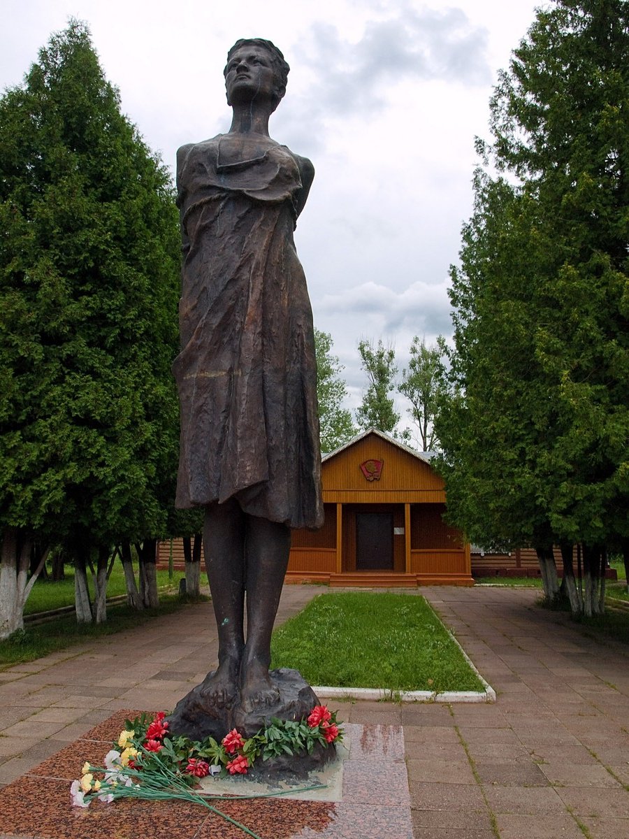 Памятник зои космодемьянской фото Познавательные каникулы в школьном музее. Тема: "Зоя и Надя" - Пресса в образова