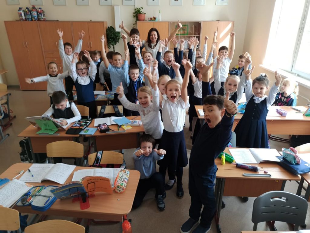 Школьники Новой Москвы поздравили педагогов с Днем учителя