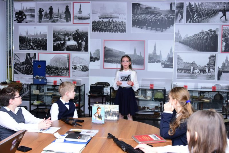 В музее  школы 1542 "Москва военная" прошли уроки для пятиклассников на тему "Москва. Война. 1941" к 79-ой годовщине победы в Битве за Москву.