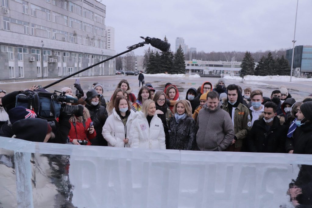 Поступай как знаешь: Российское движение школьников в День студента возвело по всей стране зачетки из снега и льда и призвало ровесников к осознанному выбору профессии