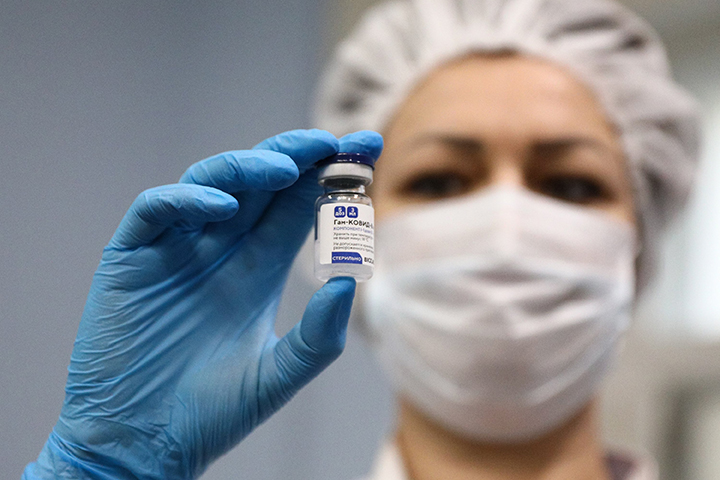 Один из российских препаратов демонстрируют на открытии пункта вакцинации в театре «Геликон-опера»