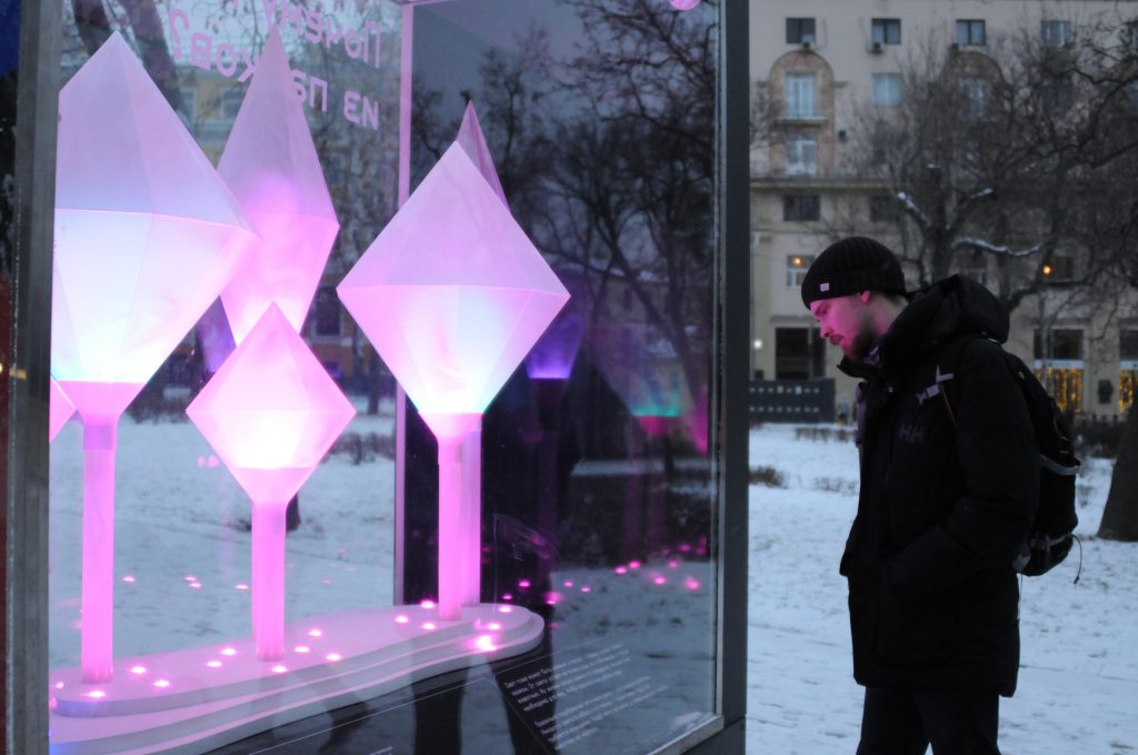 Москвич Иван Жемерев с удовольствием сделал крюк по пути из университета домой, чтобы посмотреть на необычные световые инсталляции в Ильинском сквере