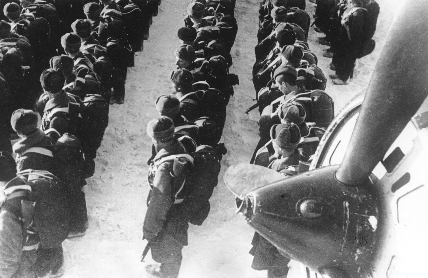 Построение советских бойцов-десантников 8-й воздушно-десантной бригады перед Вяземской операцией