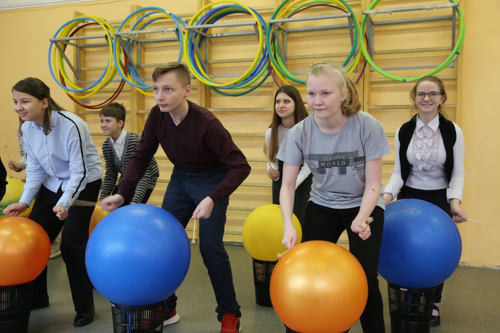 Ученики 7-го класса школы № 1391 Алексей Попович и Анна Медведева с энтузиазмом восприняли новый формат уроков физкультуры. При этом они не только с удовольствием занимаются сами, но и учат правильным движениям младшеклассников