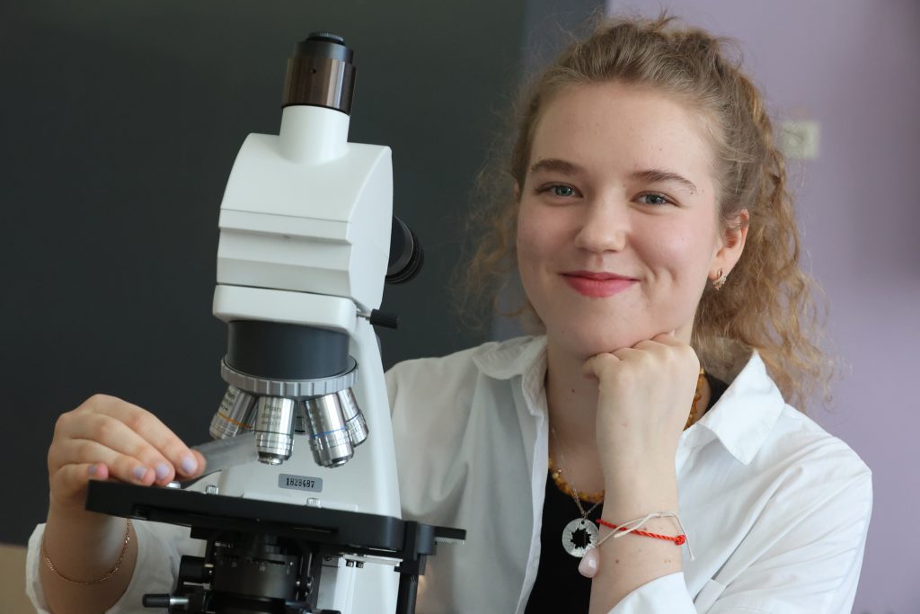 Выпускница школы № 2120 Полина Буркова смогла синтезировать биоразлагаемую пленку, которая в будущем может стать хорошей заменой полиэтилену