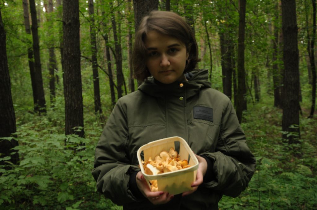 Юнкор Анна Лукинова сумела отыскать лисички в Мещерском парке. Правда, они еще не совсем золотые, видно, только что вылезли из земли. Сентябрь — очень удачное время для сбора не только этих грибов, но и многих других