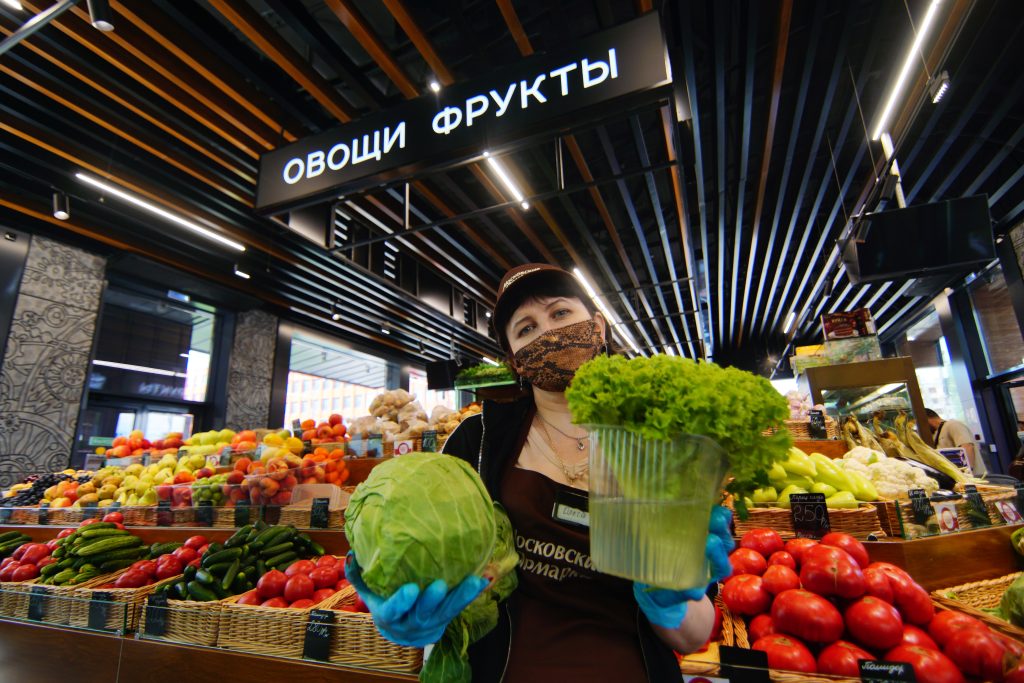Продавец Ольга Стирова предлагает свежие овощи на ярмарке в Марьиной Роще. Столичный Департамент торговли и услуг помогает фермерам освоить новые рынки и привезти свою продукцию московским потребителям