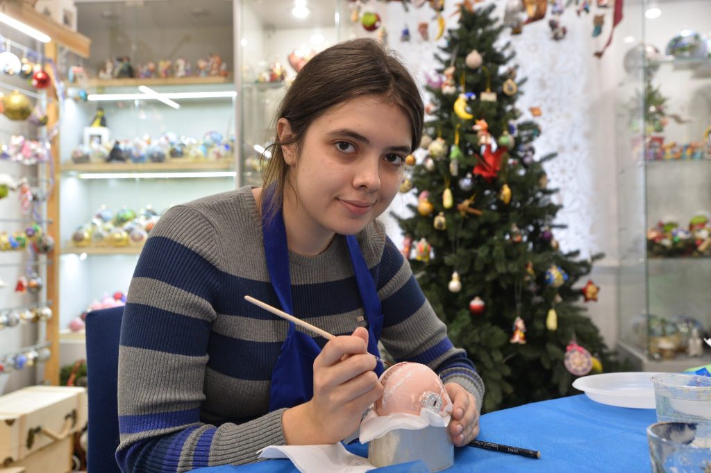Юнкор «ВМ» Маргарита Малярова с готовностью взялась за непростой процесс росписи елочных игрушек и сумела в этом немало преуспеть