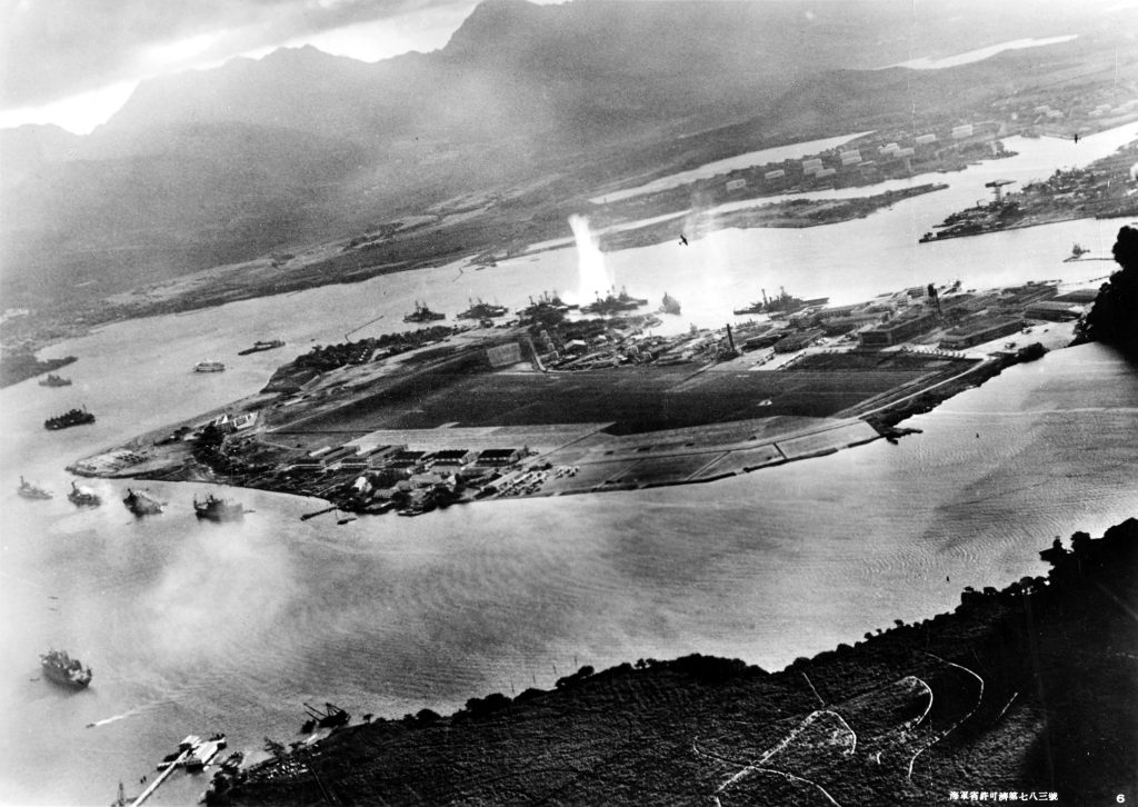 Японские самолеты атакуют торпедами линкорную стоянку американского флота во время нападения на Перл-Харбор. В центре — взрыв от попадания в корабль «Вест-Вирджиния». Фото 1941 года