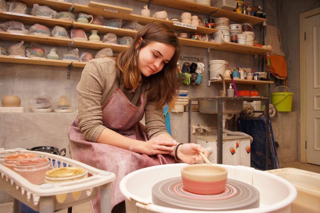 Как уяснила на своем опыте юнкор «ВМ» Мария Хохлова, слепить чашку из глины — это только половина дела, ведь нанести краску на сырую глину, не испортив текстуру поверхности, оказалось не менее трудоемкой задачей