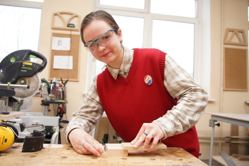 Юнкор Мария Хохлова освоила основы столярного ремесла и выполнила свою первую работу из дерева