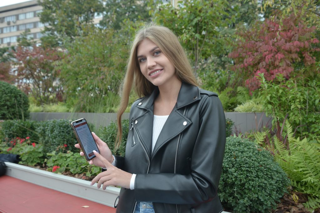 Елена Толока много общается в специальных приложениях и владеет цифровым этикетом в совершенстве