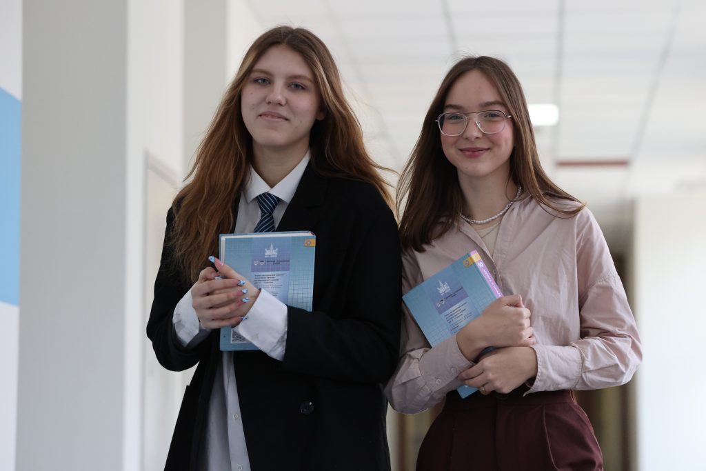 Десятиклассницы Дарья Троценко (слева) и Кристина Ягупова планируют запустить свой бренд одежды