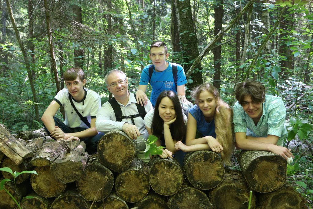 Учитель биологии школы № 2120 Василий Пахомов вместе с учениками исследуют уникальный лес у реки Зименки