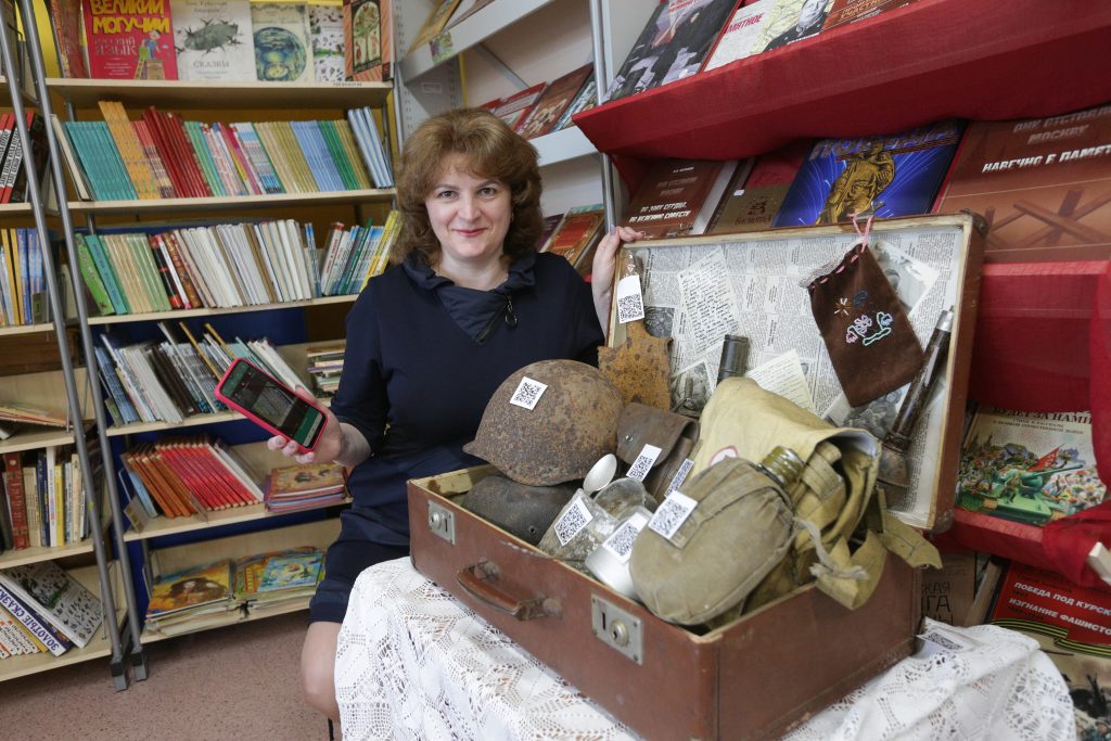Педагог-библиотекарь Юлия Буланова поместила часть школьного музея в чемодан. Такая передвижная экспозиция помогает проводить экскурсии среди 3–6-х классов где угодно