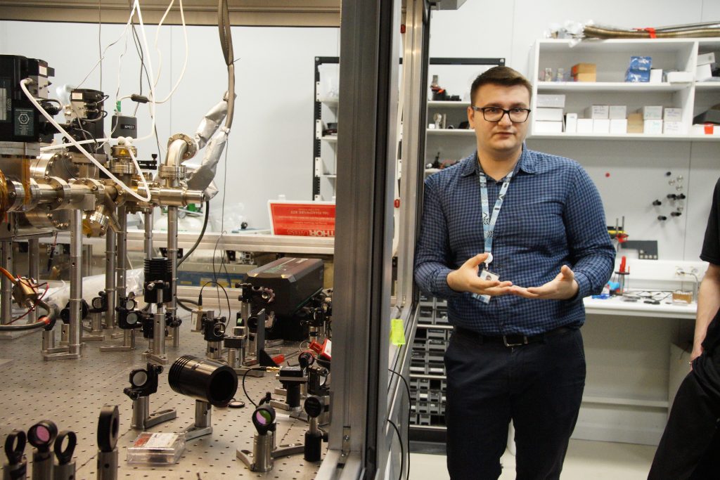 Ведущий научный сотрудник Российского квантового центра Владислав Цыганок рассказывает школьникам о квантовом компьютере