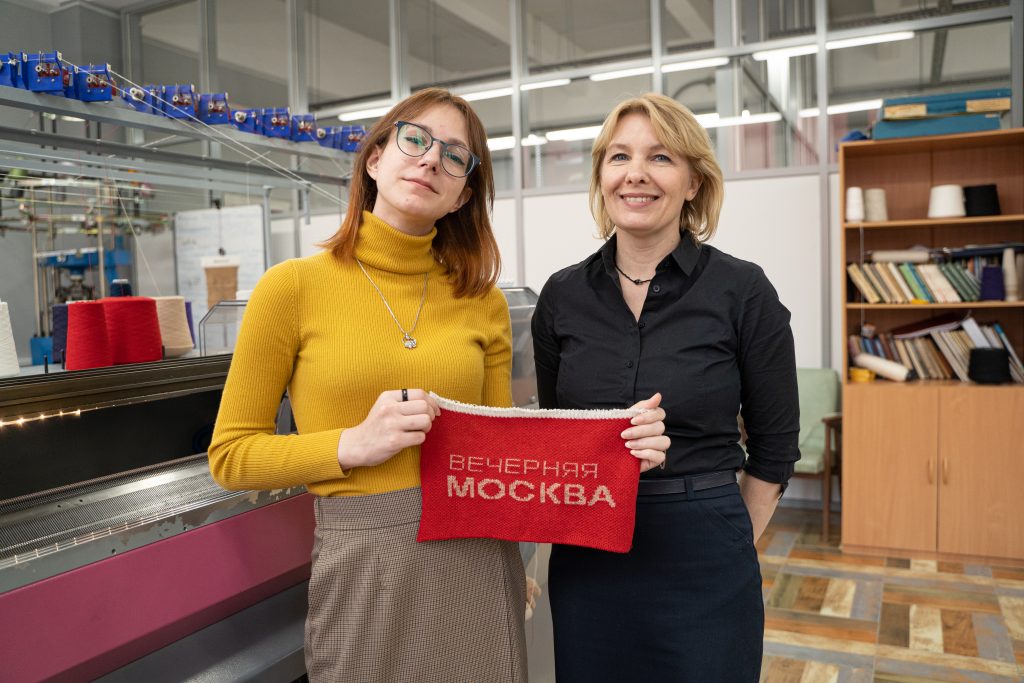 Юнкор Полина Муслимова (слева), пробуя себя в профессии дессинатора, с помощью доцента Светланы Пивкиной «нарисовала» на ткани логотип «Вечерней Москвы»
