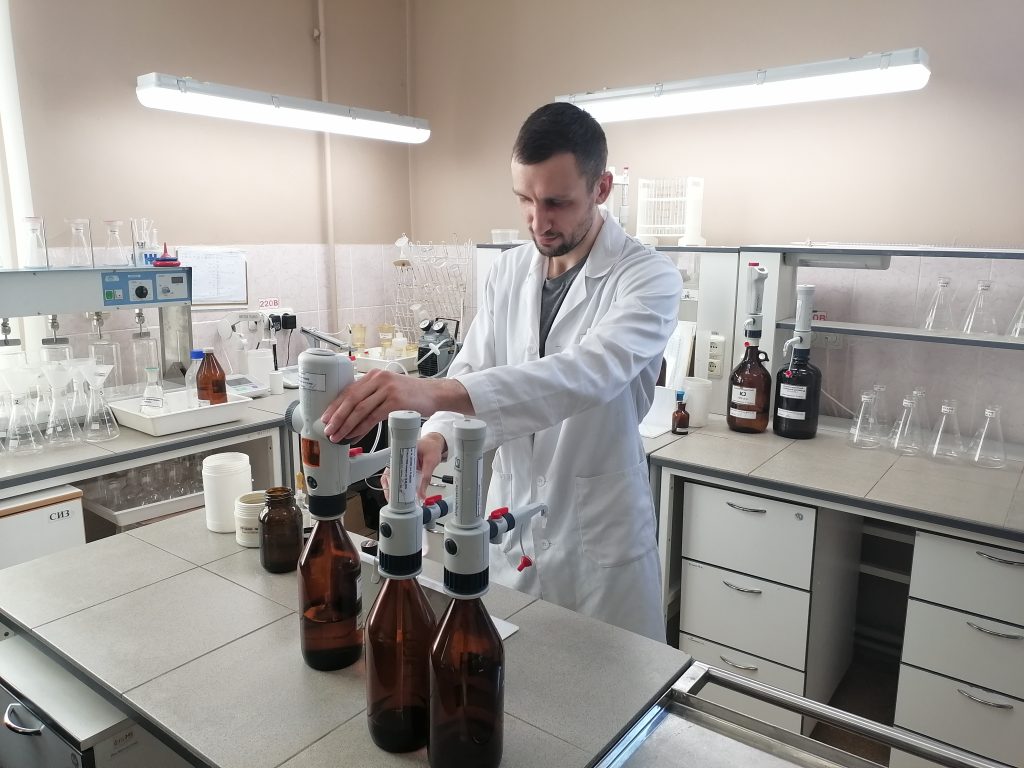 Инженер-химик Леонид Богачев проводит анализ воды в лаборатории
