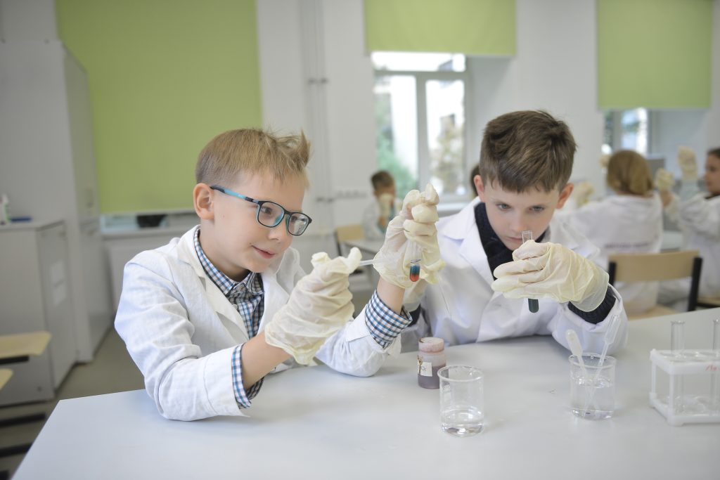 Юные москвичи Петр Зайкин (слева) и Ярослав Соловьев проводят химический опыт в детском технопарке