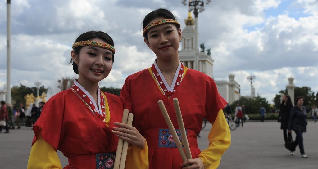Участница фестиваля Нелли Кигай (слева) вместе с напарницей играла на корейских барабанах пук