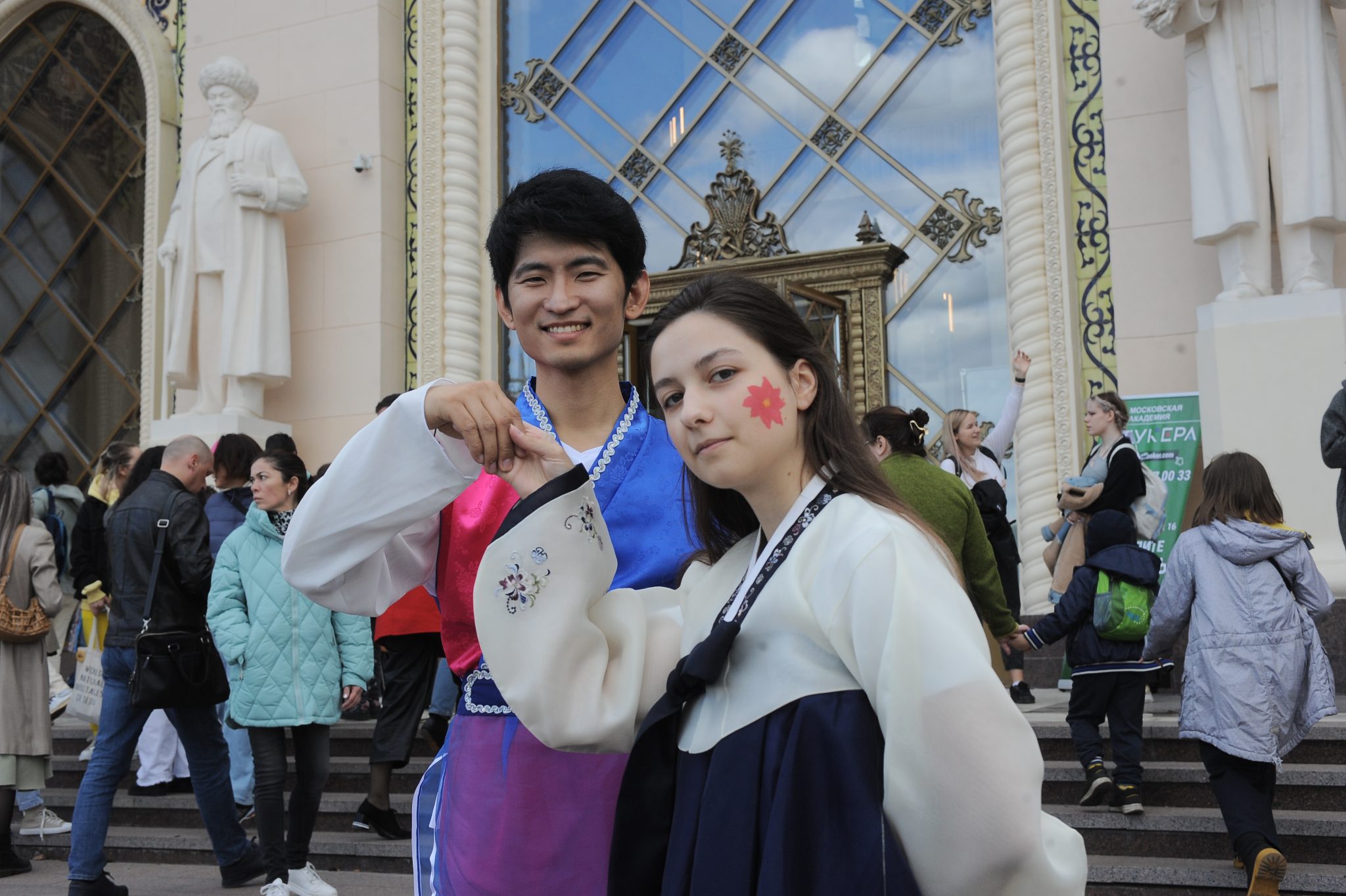 Андрей Лим и Мирослава Соколовская в корейской национальной одежде исполнили танцевальный номер