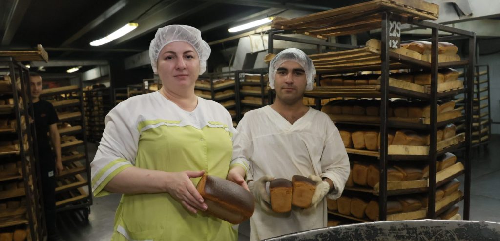 Лариса Лещенко и Мухамат Вокиров свежеиспеченный хлеб сразу же готовят к отправке в магазины, чтобы на прилавки он попал теплым