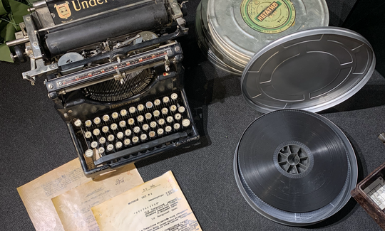 Экспонаты выставки «Подвиг народа в объективе кинокамеры»: пишущая машинка Underwood и пленка, на которую снимали хронику